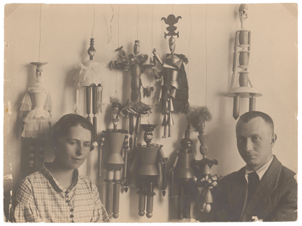 Sophie Taeuber und Hans Arp mit Marionetten zu <em>König Hirsch</em> von Carlo Gozzi, 1918